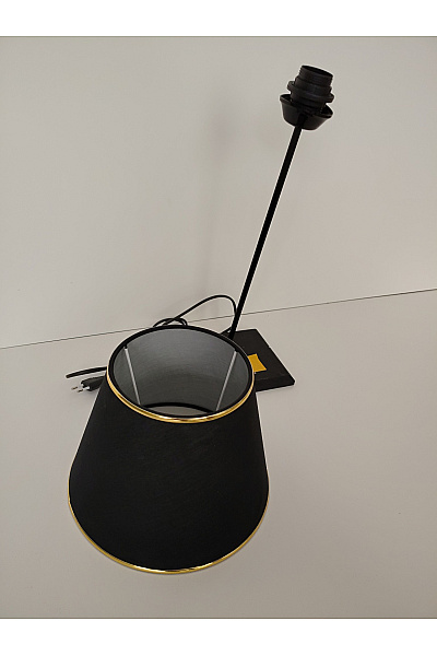 Černá stolní lampa se zlatým lemem | Unimoda | obrázek 5